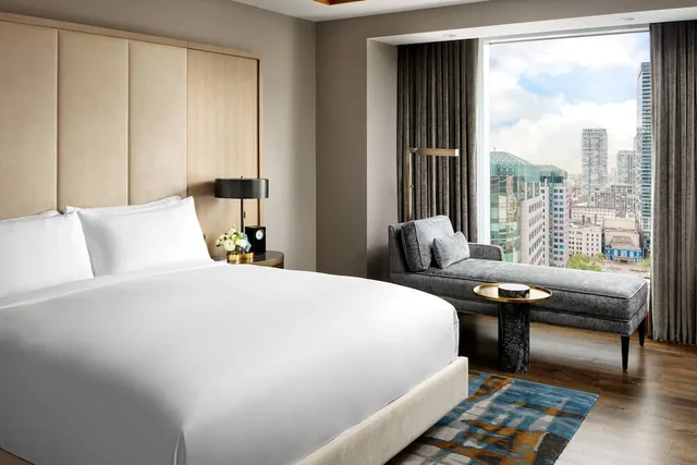 Superior, Suite, King Bed, City View, Club Lounge Access, Lounge Access, Ritz Carlton Toronto Hotel 2/5