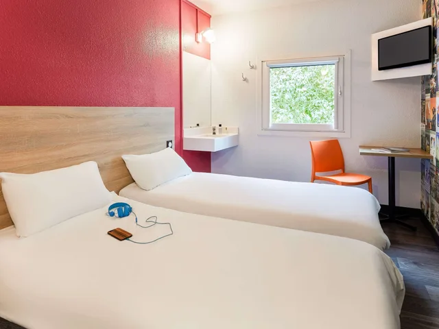 Car, Double Bed, Side View، F1 Hotel Bordeaux Ville 3/7