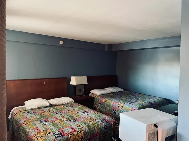 غرفة قياسية بسريرين مزدوجين، Skylark Motel 3/9