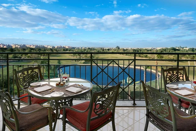 جناح رئاسي تنفيذي بسرير كوين، Hilton Pyramids Golf Resort 7/8