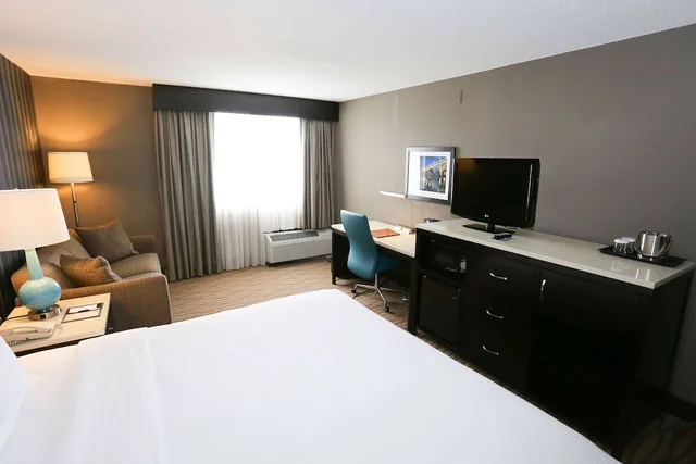 غرفة بسرير كينج مع أريكة، Wyndham Garden Westlake 4/6