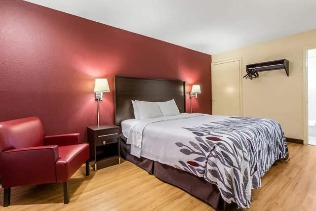 غرفة سوبيريور بسرير كينج لذوي الإعاقة، Red Roof Inn Scottsburg 2/3