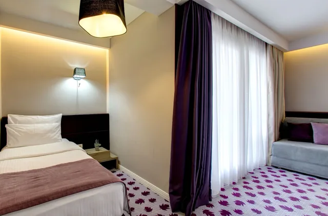 غرفة ثلاثية بسرير كوين وسرير فردي بإطلالة على المدينة بشرفة، Eden Hotel and Spa 6/9