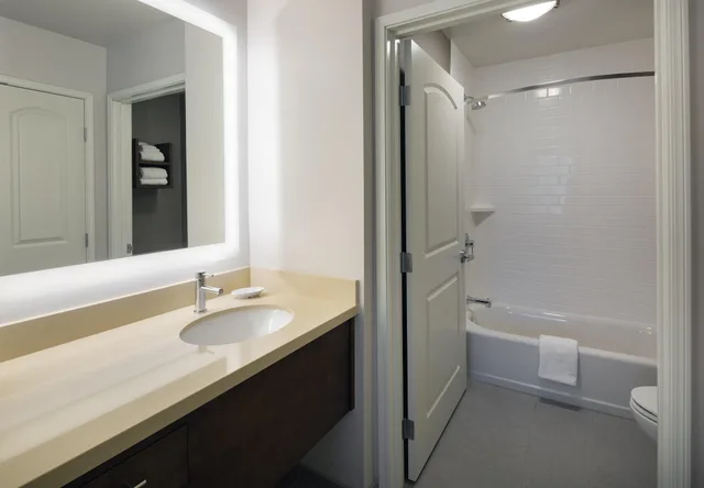 جناح بغرفتي نوم بمطبخ، Staybridge Suites Phoenix Biltmore Area 4/5