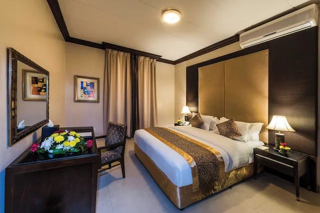 2 Bedrooms, Suite, King and Twin Beds, 2 Bathrooms، فندق بودل الملز(Boudl Al Malaz) 1/2