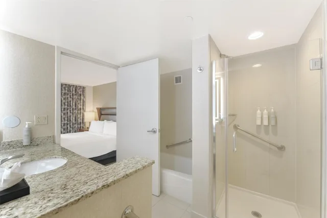 جناح بسرير كينج بغرفة نوم واحدة مع أريكة لذوي الإعاقة، Embassy Suites by Hilton Anaheim Orange 8/8