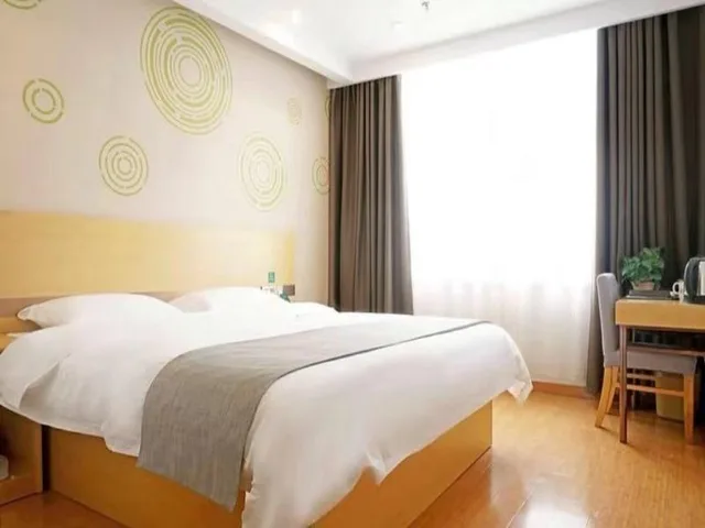غرفة بسرير كينج، GreenTree Inn YingTan Xinjiang New District Municipal Government Yizhong Hotel 1/2