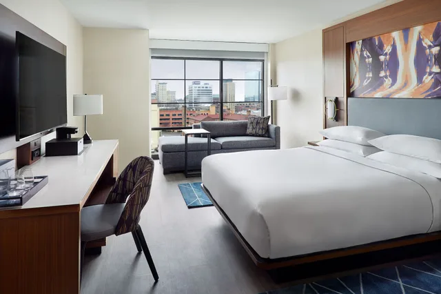 غرفة بسرير كينج مع أريكة، Marriott Knoxville Downtown 1/6