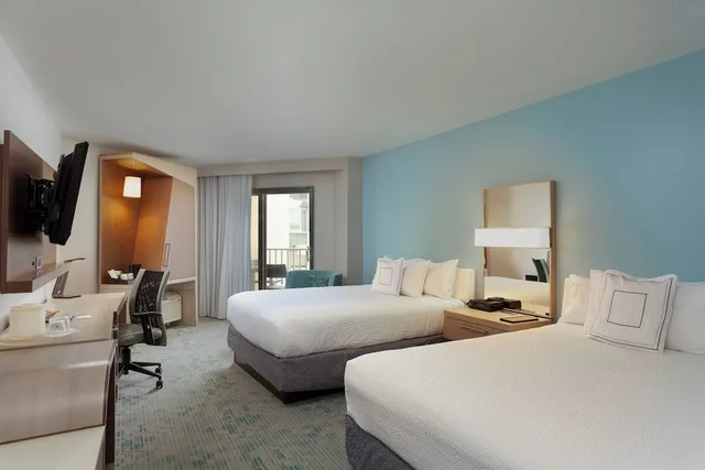 غرفة قياسية بسريرين كوين، Courtyard Isla Verde Beach Resort 2/5