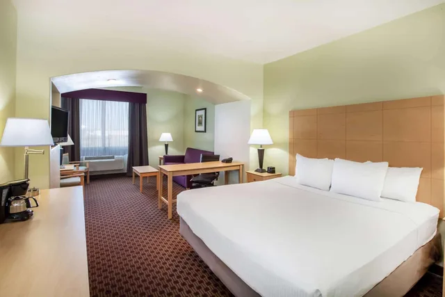 غرفة تنفيذية بسرير كينج مع أريكة، La Quinta Inn And Suites By Wyndham Odessa North 1/4
