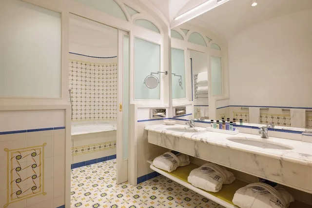 جناح استوديو بسريرين منفصلين بإطلالة جزئية على البحر بجاكوزي، Grand Hotel Capodimonte 3/4