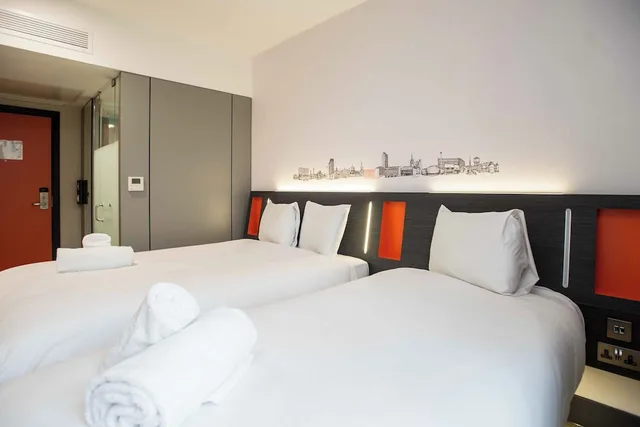 غرفة عائلية بسرير مزدوج وسرير فردي، easyHotel Sheffield City Centre 9/11