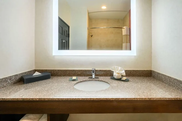 غرفة بسرير كينج، La Quinta Inn And Suites By Wyndham Longview North 3/3