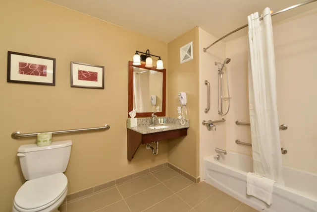 جناح بسريرين كوين لذوي الإعاقة، Comfort Suites Minot South 3/3