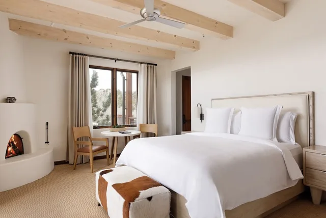 غرفة متصلة ديلوكس بسرير كينج وسريرين مزدوجين بغرفتي نوم، Four Seasons Resort Rancho Encantado Santa Fe 2/8