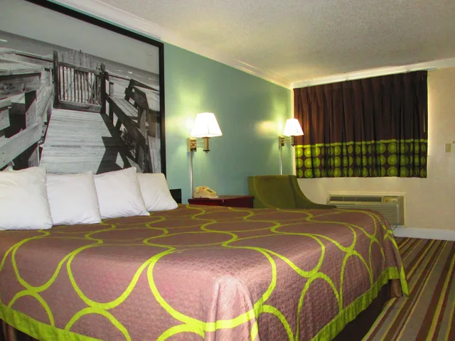 غرفة بسرير كينج لذوي الإعاقة، Super 8 By Wyndham Ft Walton Beach 3/4