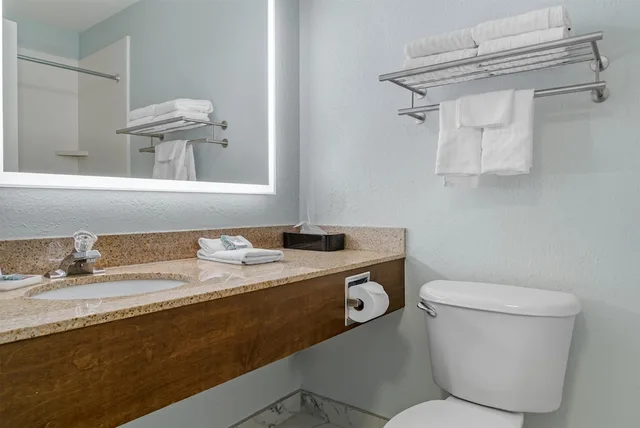 شقة بسريرين كوين بغرفتي نوم مع أريكة بمنطقة جلوس بمطبخ، Best Western Lakewinds 5/11