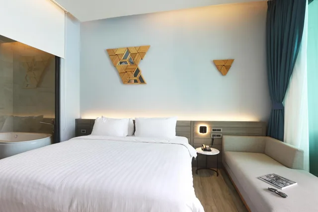 Room, King Bed, Pool Access, The Signature Hotel Airport 2/8