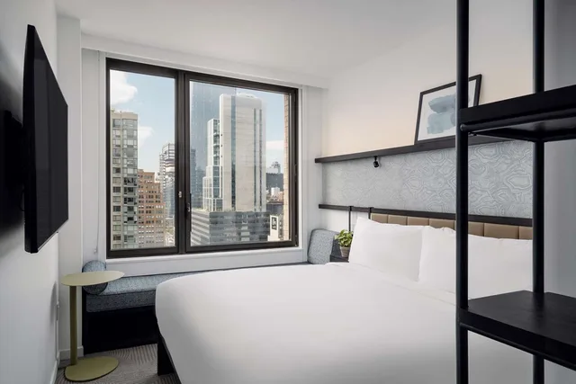 Room, King Bed, City View, Arlo Midtown 2/3