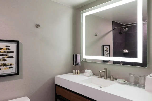 غرفة بسريرين مزدوجين، Renaissance Chicago North Shore Hotel 9/17