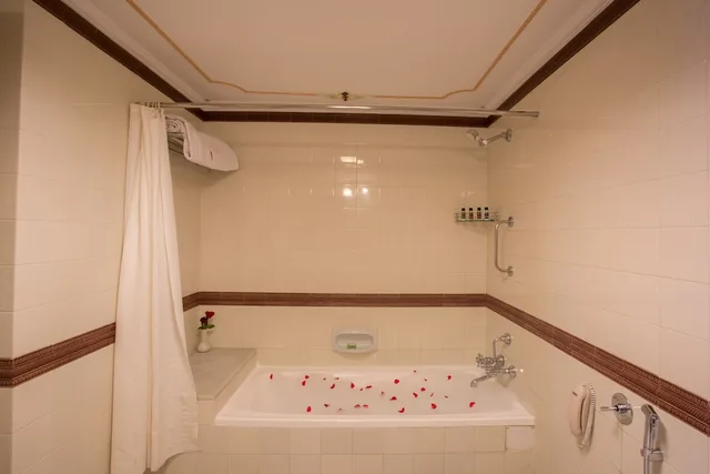 جناح ملكي بسريرين منفصلين بإطلالة على البحيرة، Shiv Niwas Palace 2/2