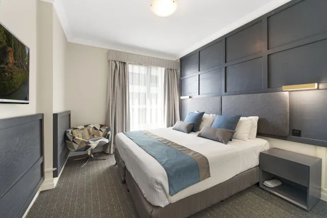 غرفة سوبيريور بسرير كوين وسريرين منفصلين بغرفة نوم واحدة، YEHS Hotel Sydney Harbour Suites 2/4