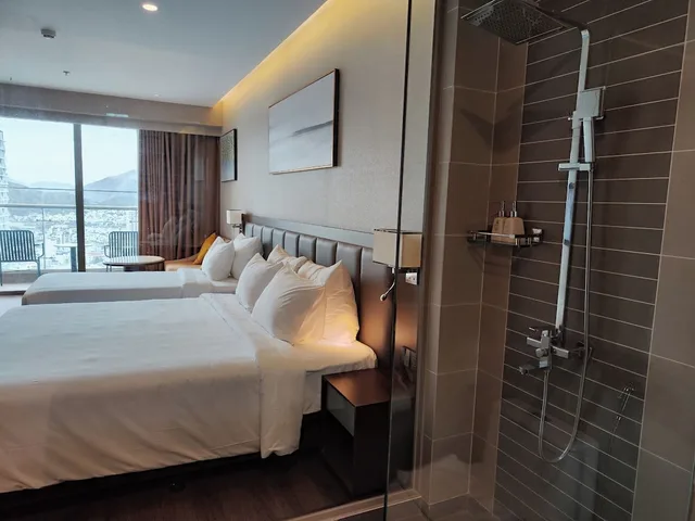 غرفة ديلوكس ثلاثية بسرير كوين وسرير فردي بشرفة بغرفة نوم واحدة، Annova Nha Trang Hotel 3/4