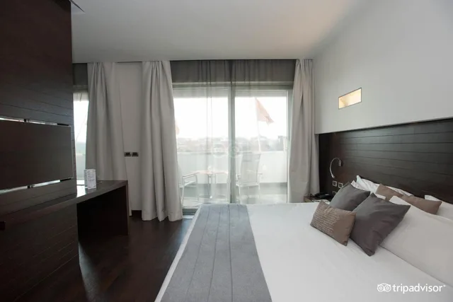 جناح جونيور، Hotel Selene 1/10