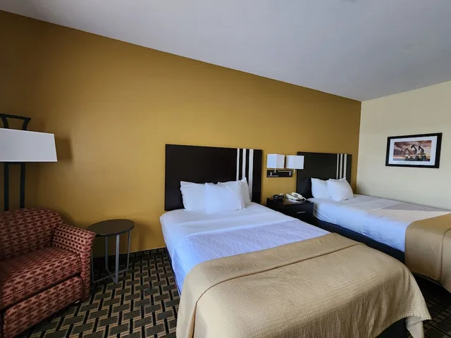 غرفة بسريرين كوين، Days Inn & Suites by Wyndham Sam Houston Tollway 8/10