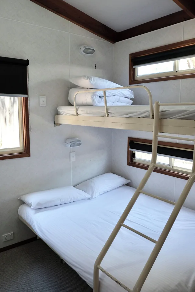 كابينة ديلوكس بسرير مزدوج وسرير بطابقين بغرفة نوم واحدة، Melbourne Big4 Holiday Park 3/10