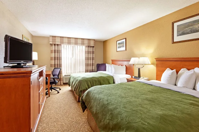 غرفة بسريرين كوين، Country Inn and Suites By Radisson Hinesville GA 2/6