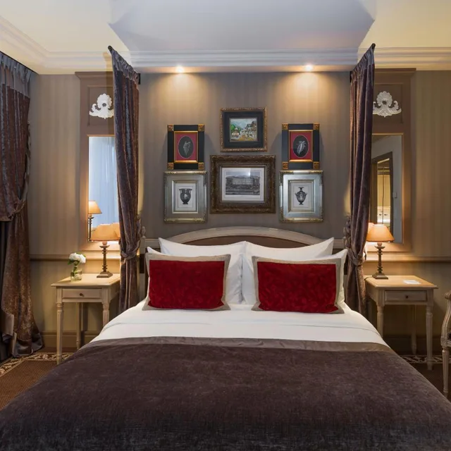 Classic, Double or Twin Bed, Royal Manotel 2/7