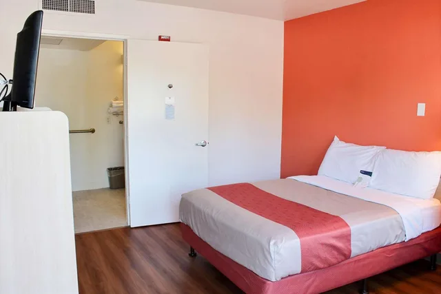 1 Full Bed - ADA/RI Shower/Micfridge، Motel6 Atascadero, CA 2/10