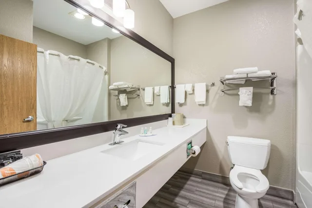 غرفة بسرير كوين، Quality Inn & Suites Lodi I-90 4/4