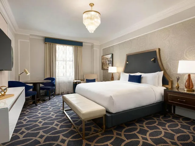Inner, Signature, King Bed, City or Courtyard View، Fairmont Hotel Vancouver 1/3