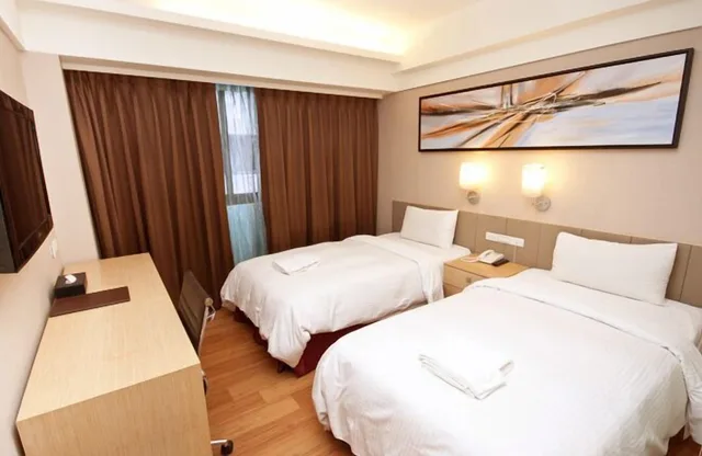 غرفة بسريرين منفصلين، Delton Hotel 3/10