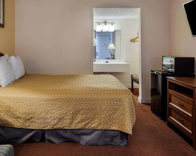 غرفة بسرير كوين، Rodeway Inn Colonial Heights I-95 1/1