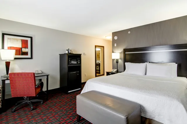 غرفة بسرير كينج، Hampton Inn Suites By Hilton Red Deer 1/6