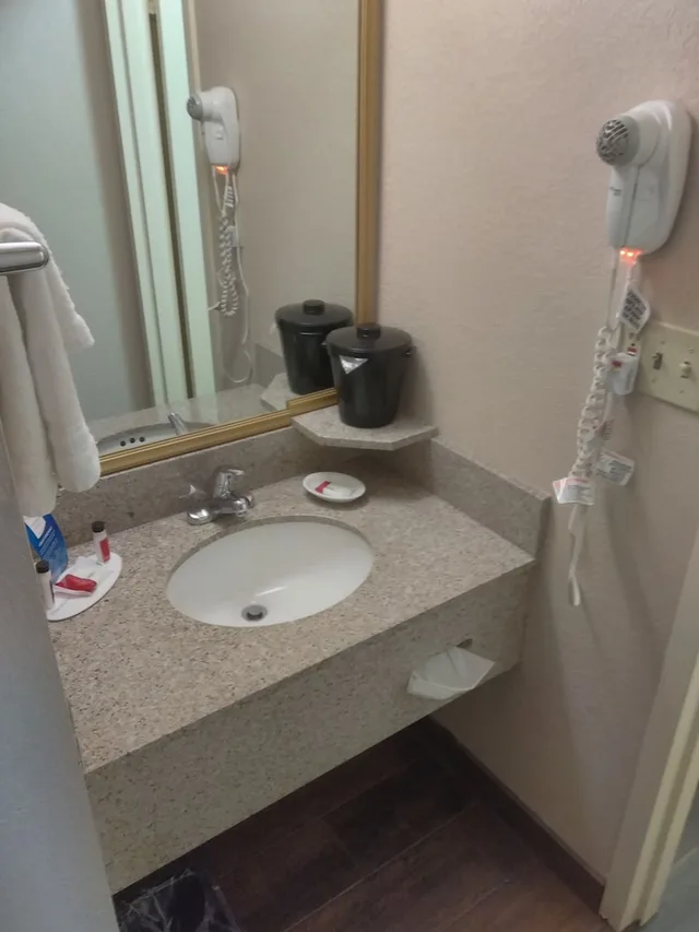 غرفة بسرير كينج مع أريكة، Baymont by Wyndham Madison Heights Detroit Area 3/6