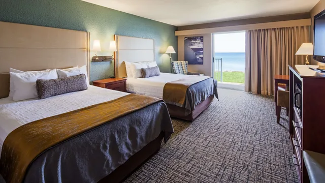 Standard, 4 Queen Beds, Balcony, Best Western Harbour Pointe Lakefront 1/4