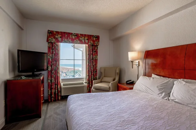 1 Bedroom, Deluxe, Suite, King Bed, Lateral Side Ocean View, Sofa, Balcony، Hilton Garden Inn Outer Banks/Kitty Hawk 1/8