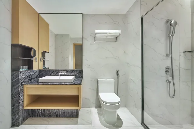 غرفة بسريرين منفصلين بإطلالة على البحر، LE MERIDIEN KOTA KINABALU 6/7