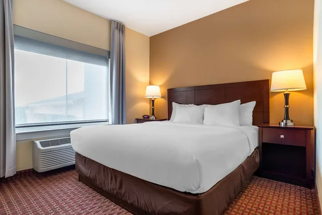 Suite, King Bed, Comfort Inn & Suites Crestview South 2/5