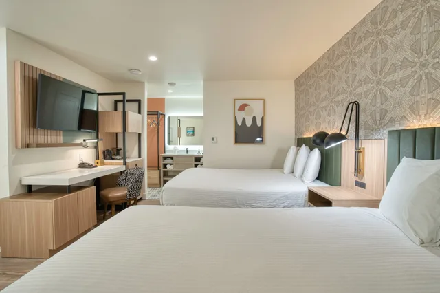 غرفة عائلية بسريرين كوين بغرفتي نوم، La Casa Inn 10/10