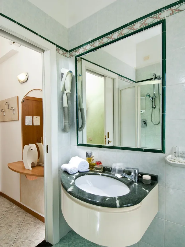 غرفة عائلية رباعية بسرير مزدوج وسرير فردي مع أريكة، Hotel Gloria 8/9