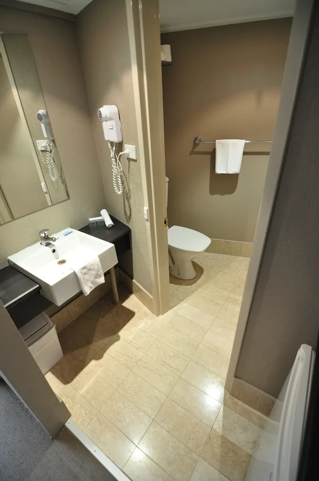 Atrium, King Bed، PAVILION ON NORTHBOURNE 4/4