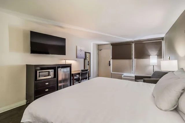 Upgrade, King Bed، Clarion Inn & Suites Florence - Darlington 3/4