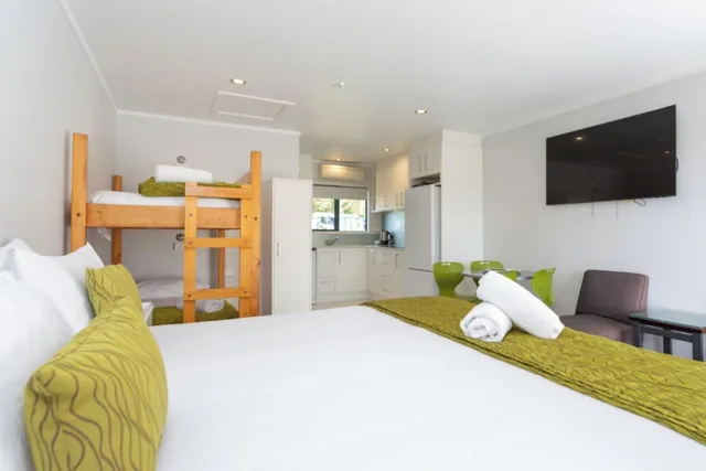 استوديو بسرير كينج وسرير بطابقين، Lake Taupo TOP 10 Holiday Resort 1/4