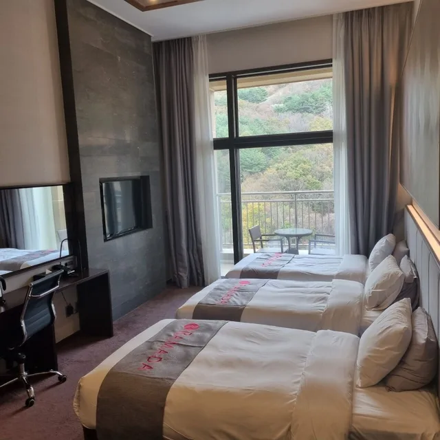 غرفة ديلوكس ثلاثية بثلاثة أسرّة، Ramada Hotel & Suites by Wyndham Gangwon Pyeongchang 1/1