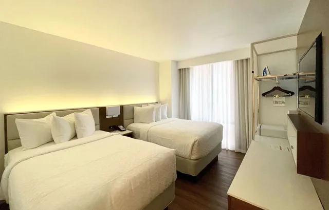 جناح بسريرين مزدوجين بغرفة نوم واحدة مع أريكة بمنطقة جلوس بمطبخ صغير، Best Western Premier Empire State Hotel 2/3